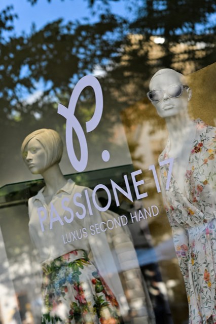 Schaufenster von PASSIONE17 mit Logo in der Saarbrücker Innenstadt